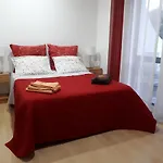 5 Minutes Walk From The דירה *