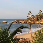 דירה 5 Minutes Walk From The *