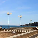5 Minutes Walk From The דירה