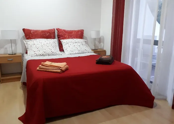 5 Minutes Walk From The Apartament *